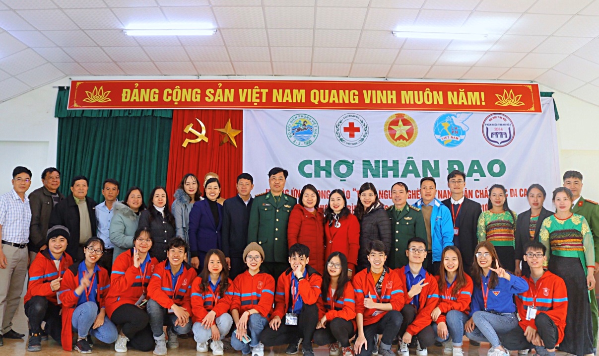 Phân Hiệu Đại Học Y Hà Nội Tại Tỉnh Thanh Hóa Tham Gia  “Chợ Nhân Đạo” Tại Vùng Biên Quang Chiểu