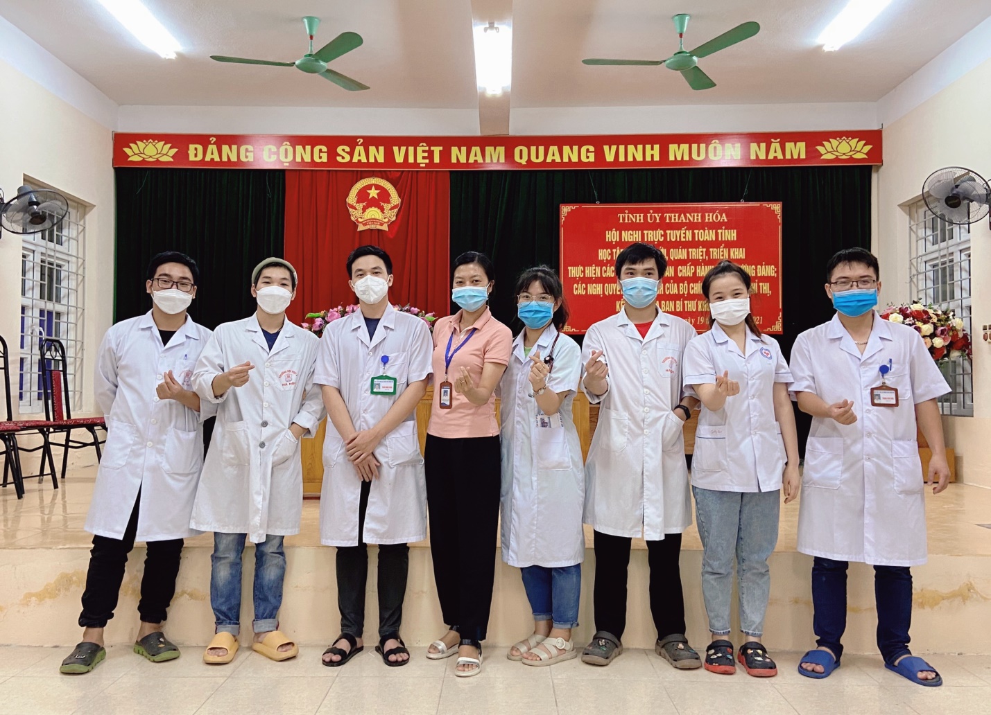 Sinh viên Phân hiệu Đại học Y Hà Nội tại Thanh Hóa Tình nguyện tham gia hỗ trợ các điểm tiêm chủng Vaccine phòng dịch COVID-19