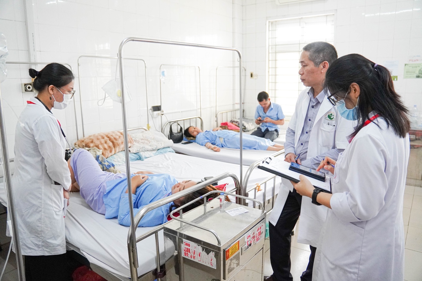 Có thể là hình ảnh về 6 người và bệnh viện