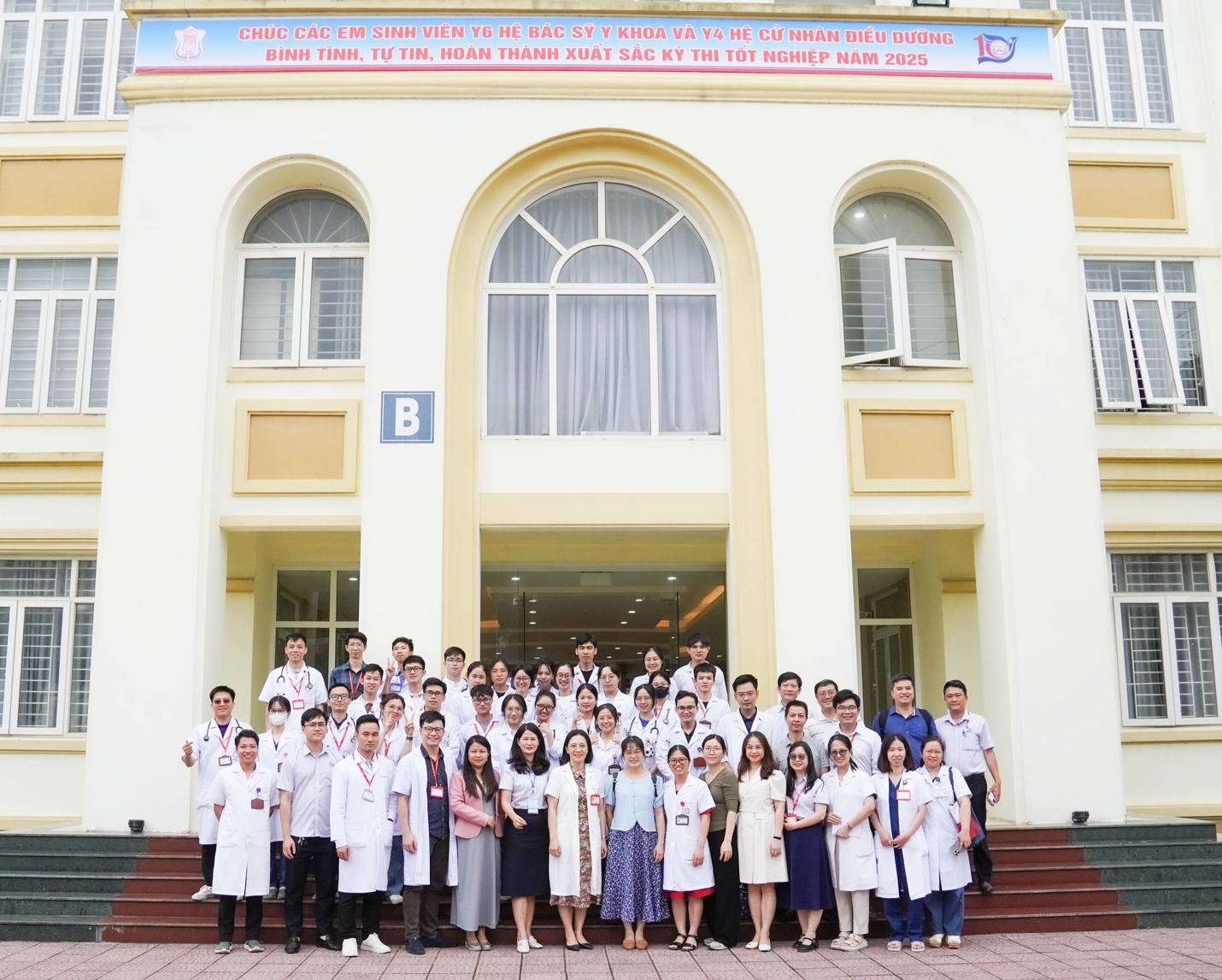 Có thể là hình ảnh về 6 người, bệnh viện và văn bản cho biết 'cHuC CẮC EM SINH VIÊN HỆ BAC SY KHoA 4 HE CỪ NHÂN ิ DƯƠNG BÌNH TINH, TIN, HOAN THÀNH XUAT SAC KY THI TỐT NGHIỆP NAM 2025 黑'