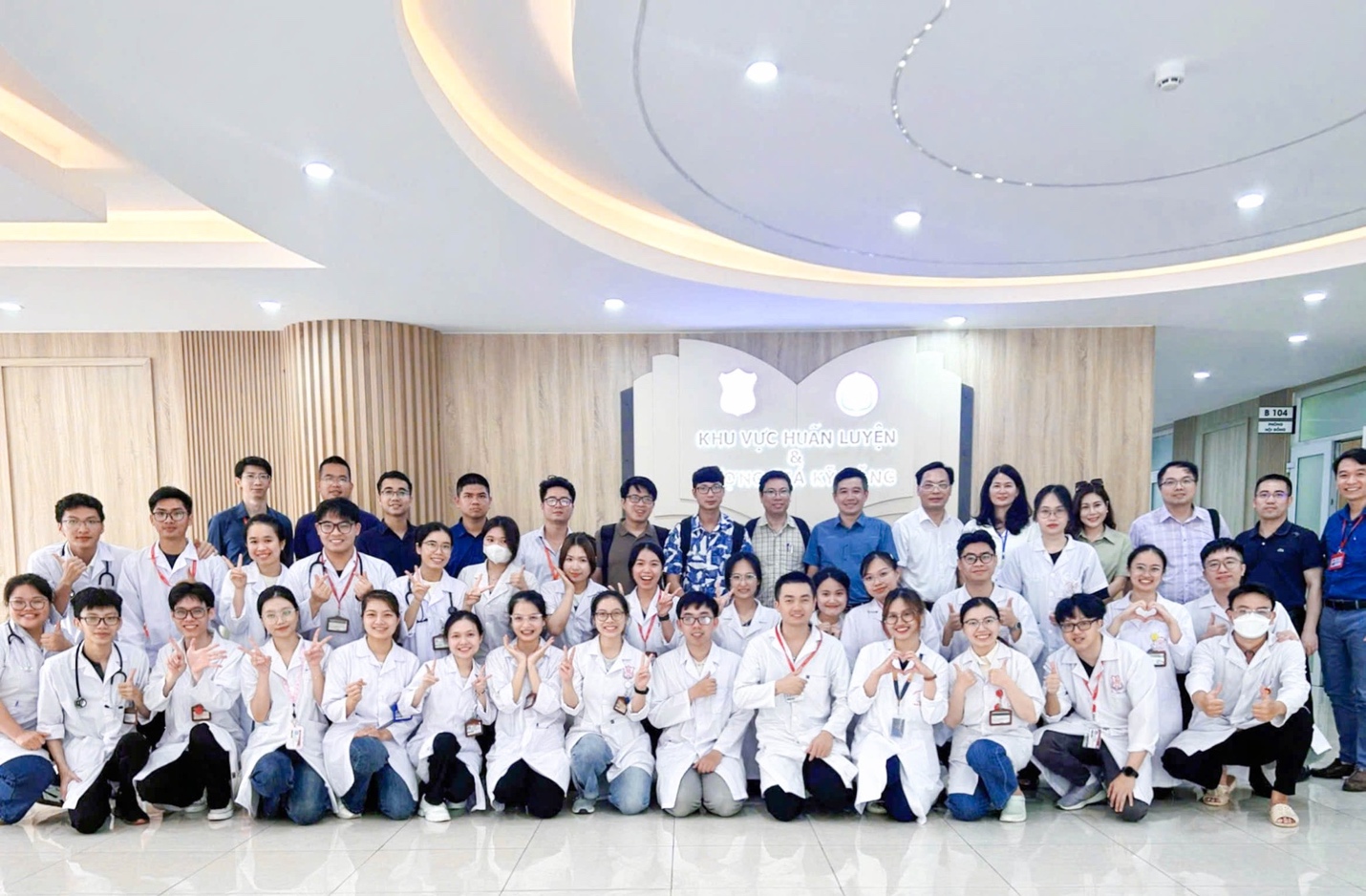 Có thể là hình ảnh về 3 người và bệnh viện
