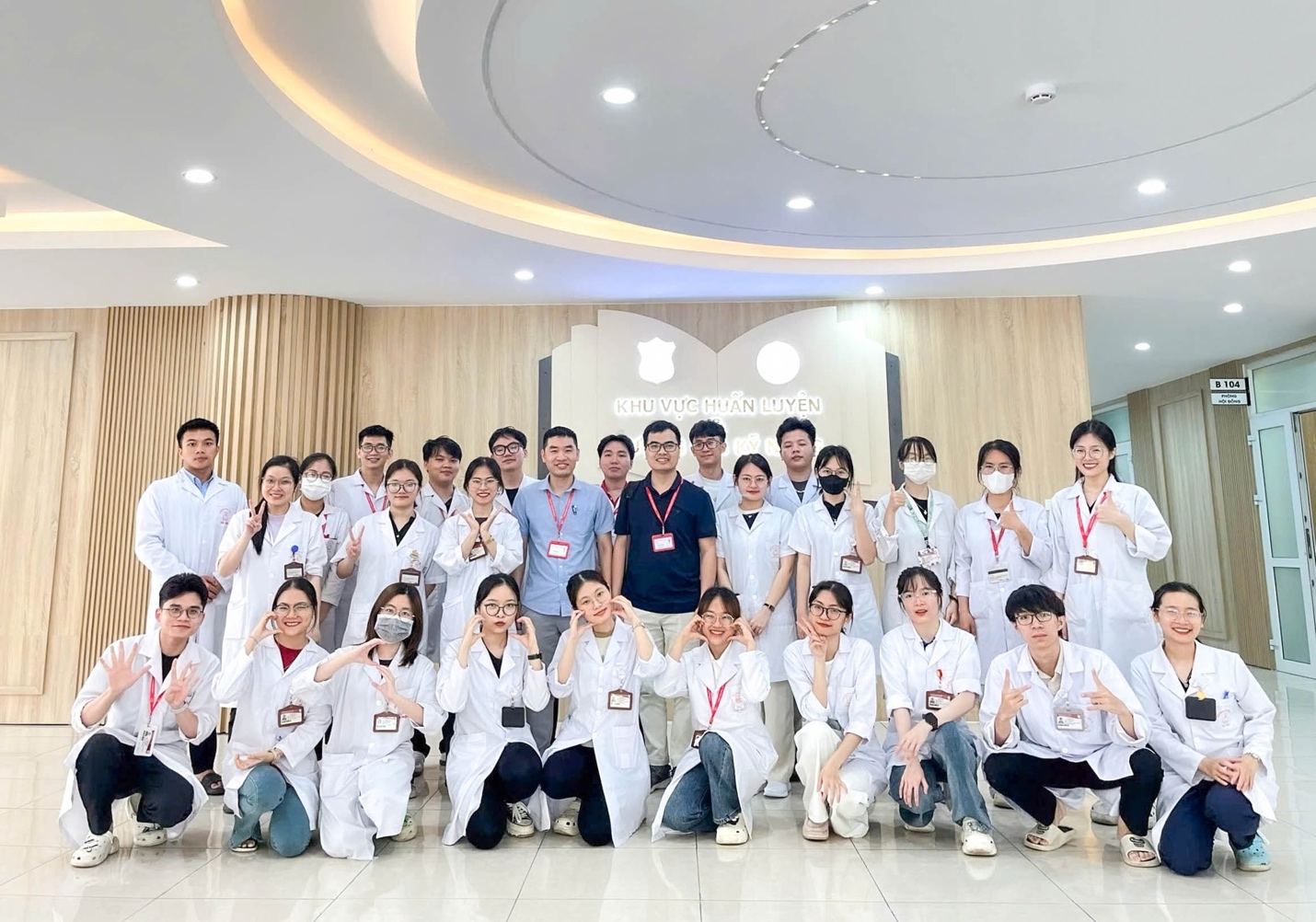 Có thể là hình ảnh về 10 người