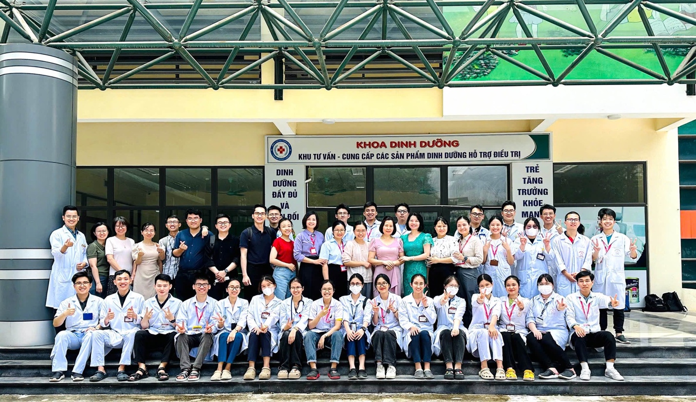 Có thể là hình ảnh về 3 người và bệnh viện