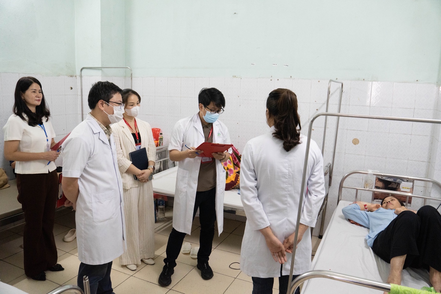 Có thể là hình ảnh về 7 người và bệnh viện
