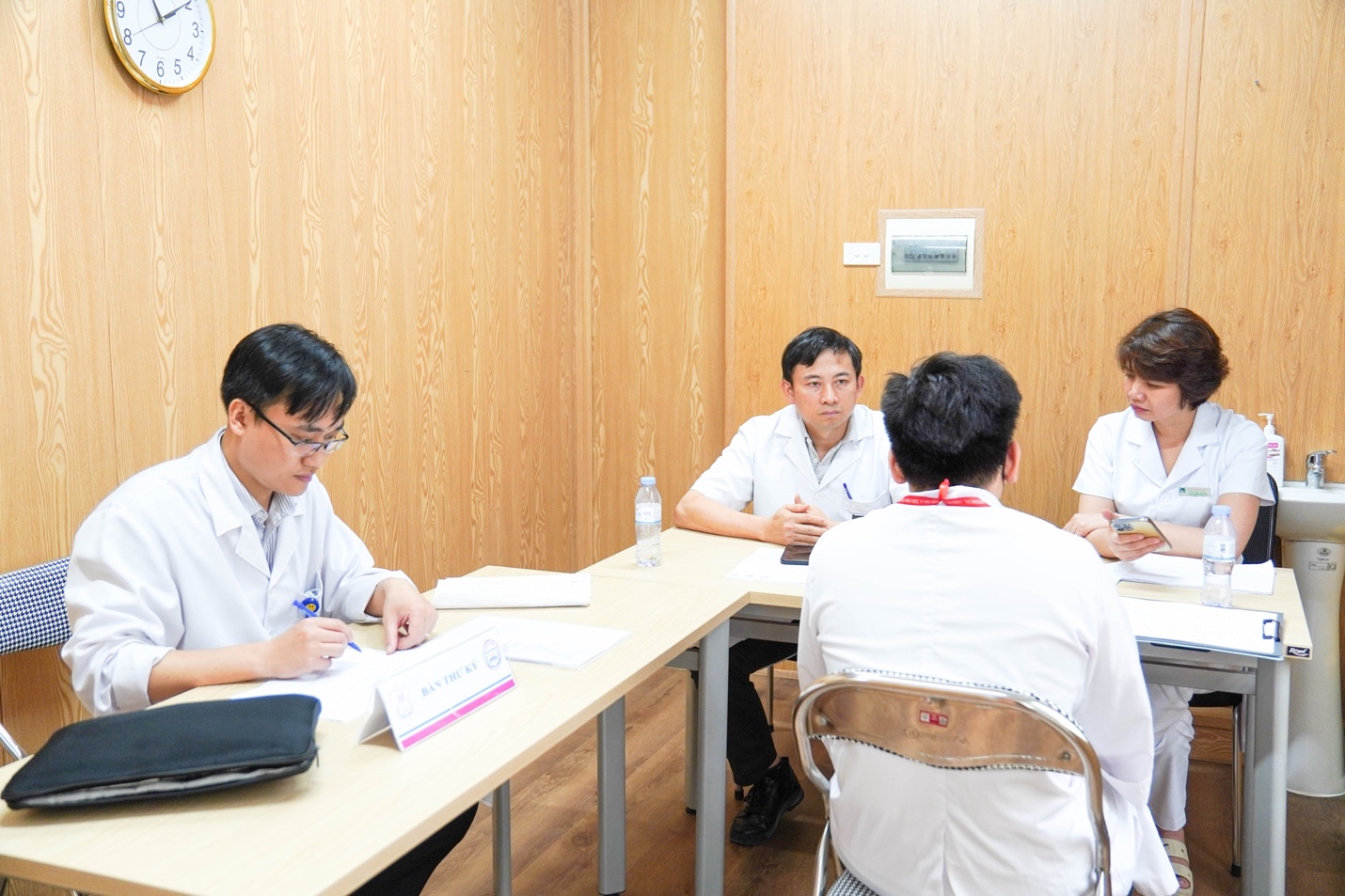Có thể là hình ảnh về 4 người, mọi người đang học, bệnh viện và văn bản