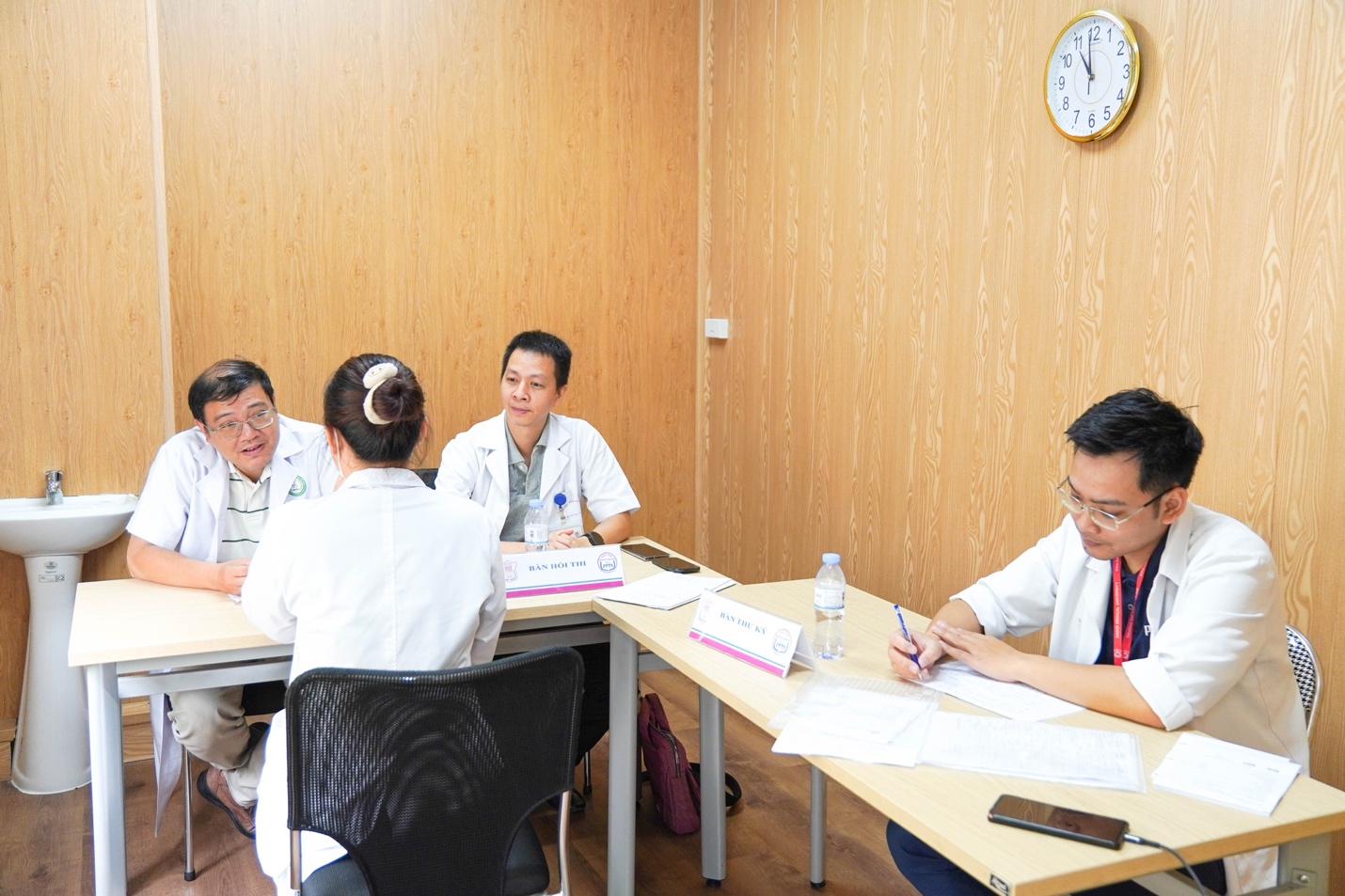 Có thể là hình ảnh về 4 người, mọi người đang học, bàn cờ, bệnh viện và văn bản