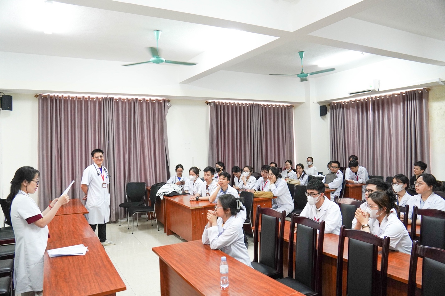 Có thể là hình ảnh về 6 người, mọi người đang học và bệnh viện