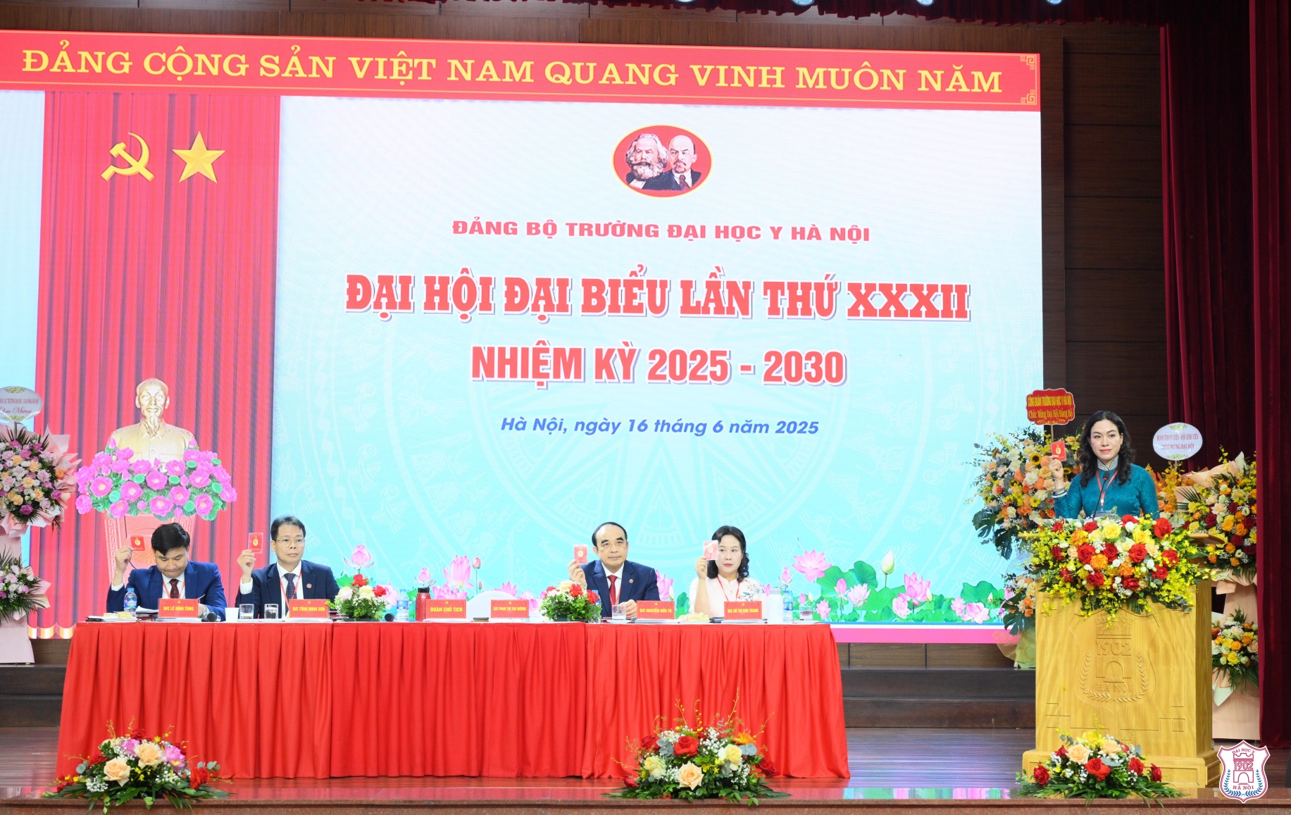 https://apiwebhmu.hmu.edu.vn/Upload/Images/e746493f-e1f2-45dd-a855-c7087590e57d.jpg