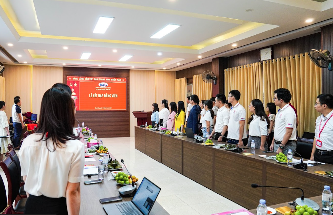 CHI BỘ PHÂN HIỆU TẠI THANH HÓA TỔ CHỨC BUỔI KẾT NẠP ĐẢNG VIÊN MỚI THÁNG 9 NĂM 2024
